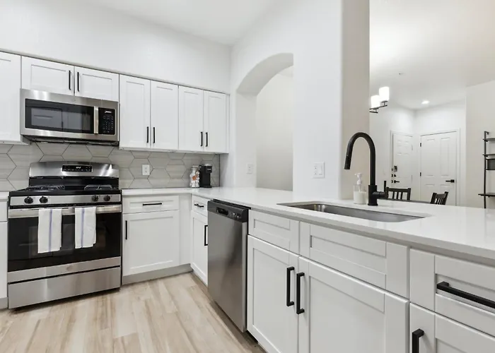 Cozysuites By The Stadium With Pool 29 * Glendale